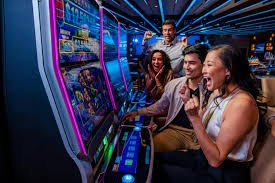 Pengguna Indonesia membaca panduan pembayaran genting138 di laptop mereka